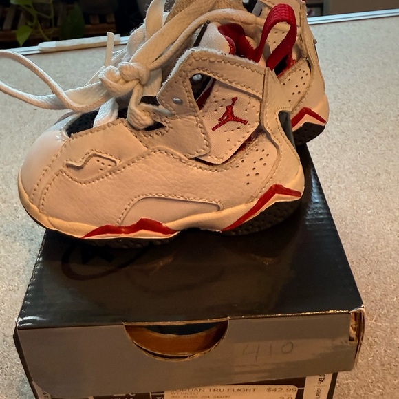 Jordan Kids Sneakers in White and Red - Picture 2 of 4